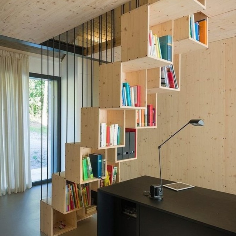 مكتبة غرفة معيشة مصممة بشكل مائل للتخفيف من المساحة المطلوبة