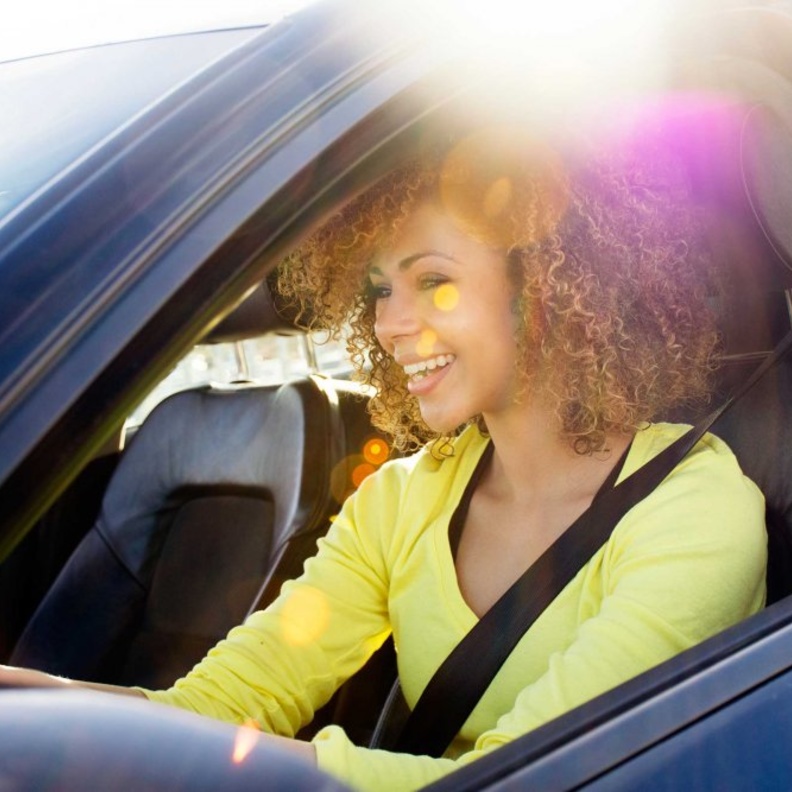  تأكدي من الجلوس في الوضع الصحيح على مقعد القيادة