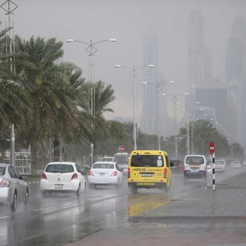 طقس اليوم: الأرصاد الإماراتية تحذر من أمطار وطقس غائم
