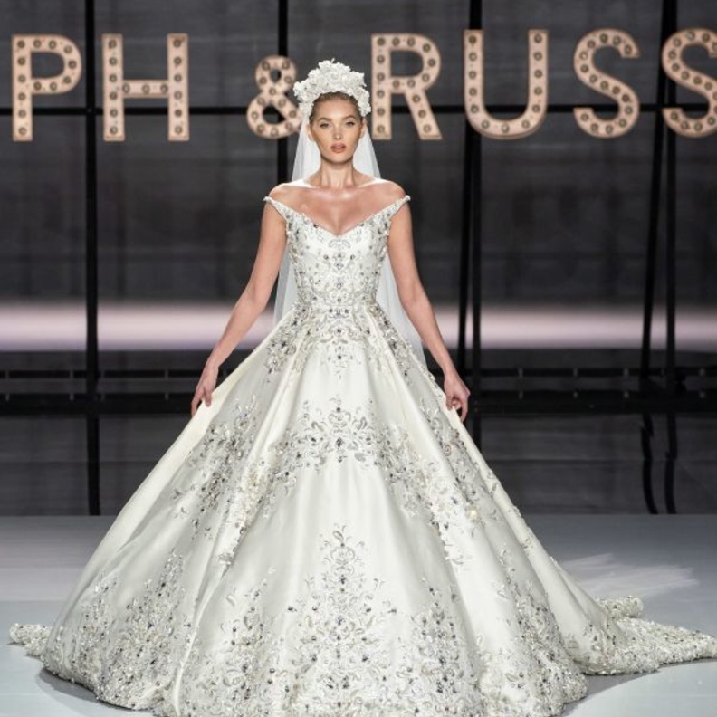 رباط الشعر الناعم المرصّع باللؤلؤ و الماس من مجموعة Givenchy