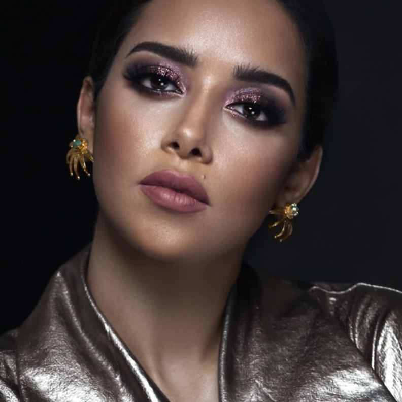 النجمة بلقيس بمكياج سموكي مع أحمر الشفاه المات