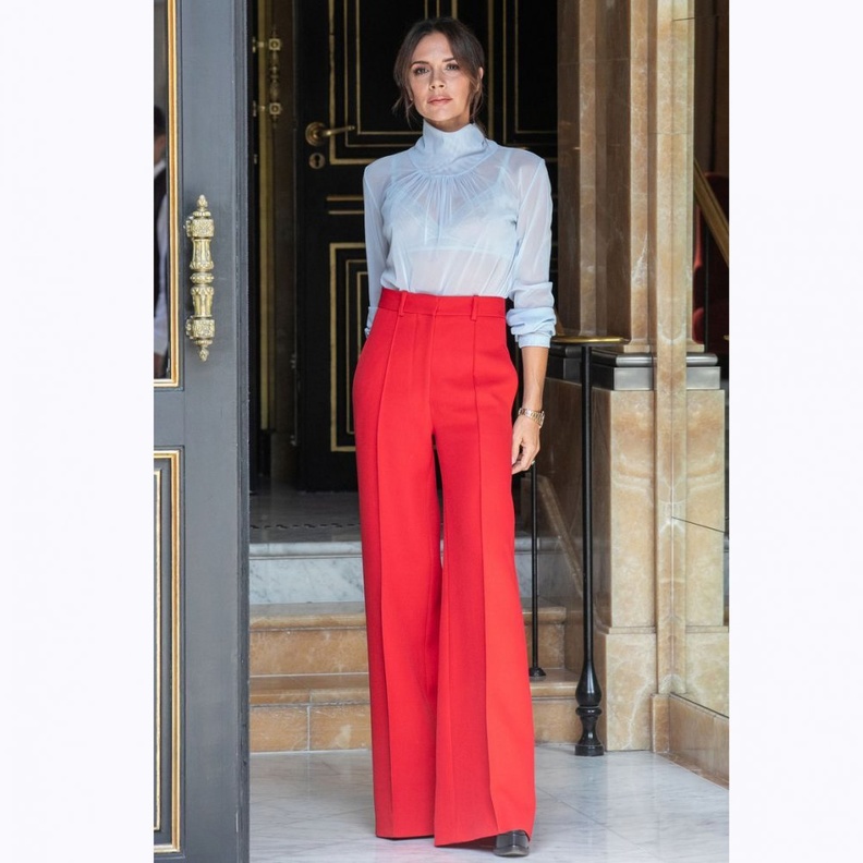 بأسلوب فيكتوريا بيكهام ‏Victoria Beckham تتألق ببنطلون أحمر مع التوب الزرقاء الفاتحة