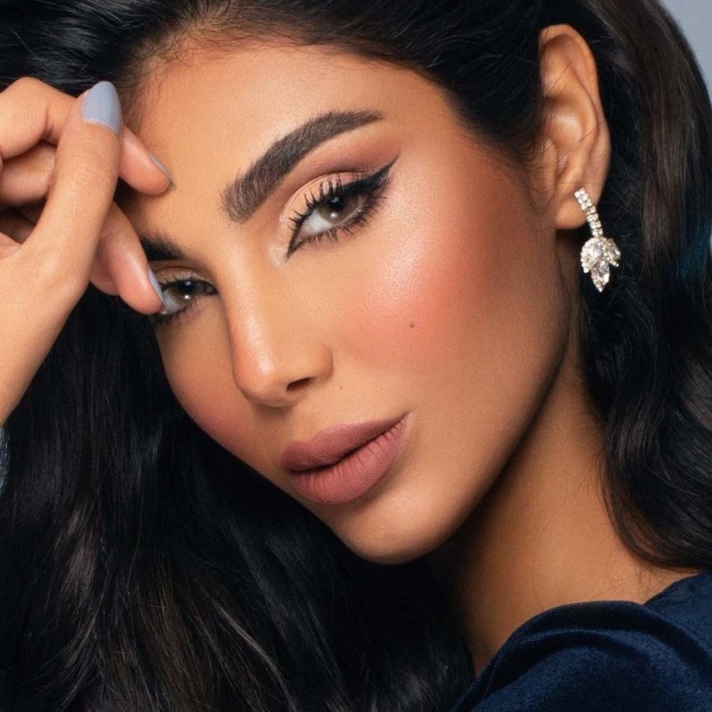 تنصح لينا صاحبات البشرة البيضاء بالمكياج الوردي