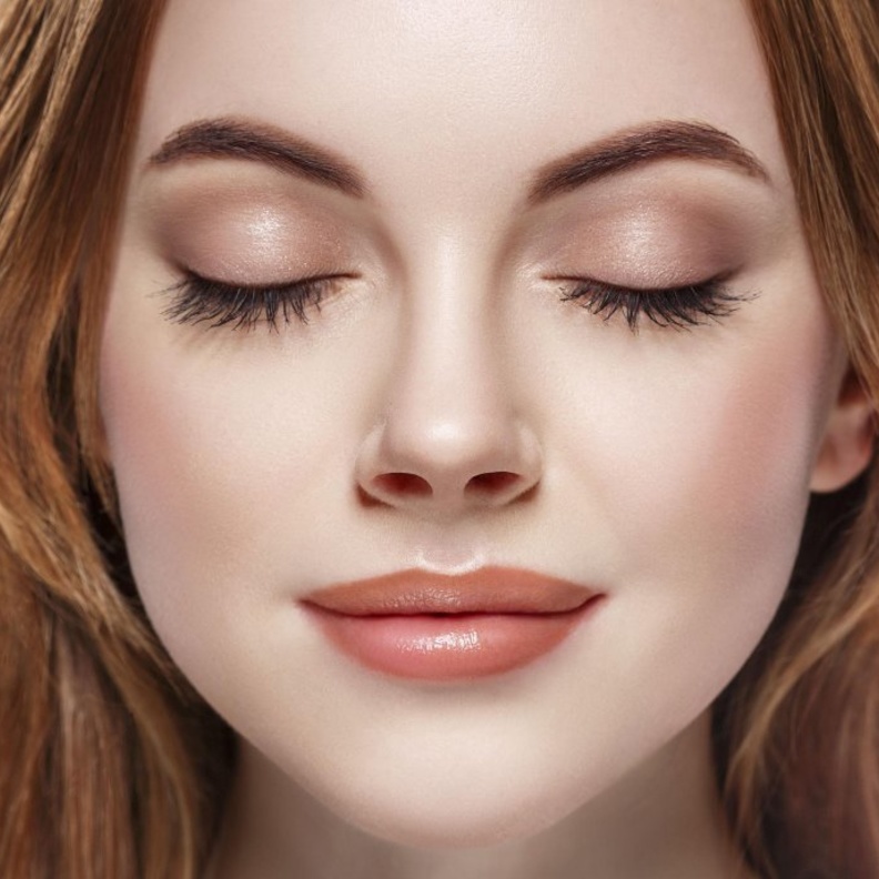 استخدام مسكارا قديمة  سيساهم في تساقط رموشك