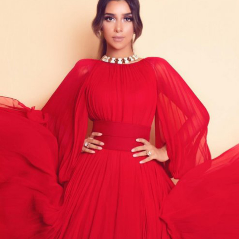  بلقيس بفستان أحمر مميز يناسب العروس المحجبة