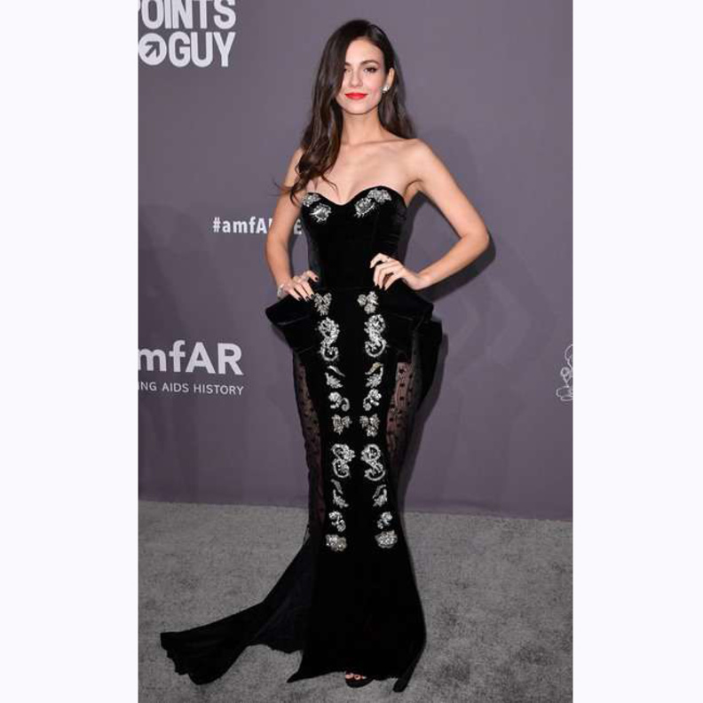  إطلالة براقة للعارضة ‏MILLA JOVOVICH‏ مع الفستان البرونزي الفاخر والبراق