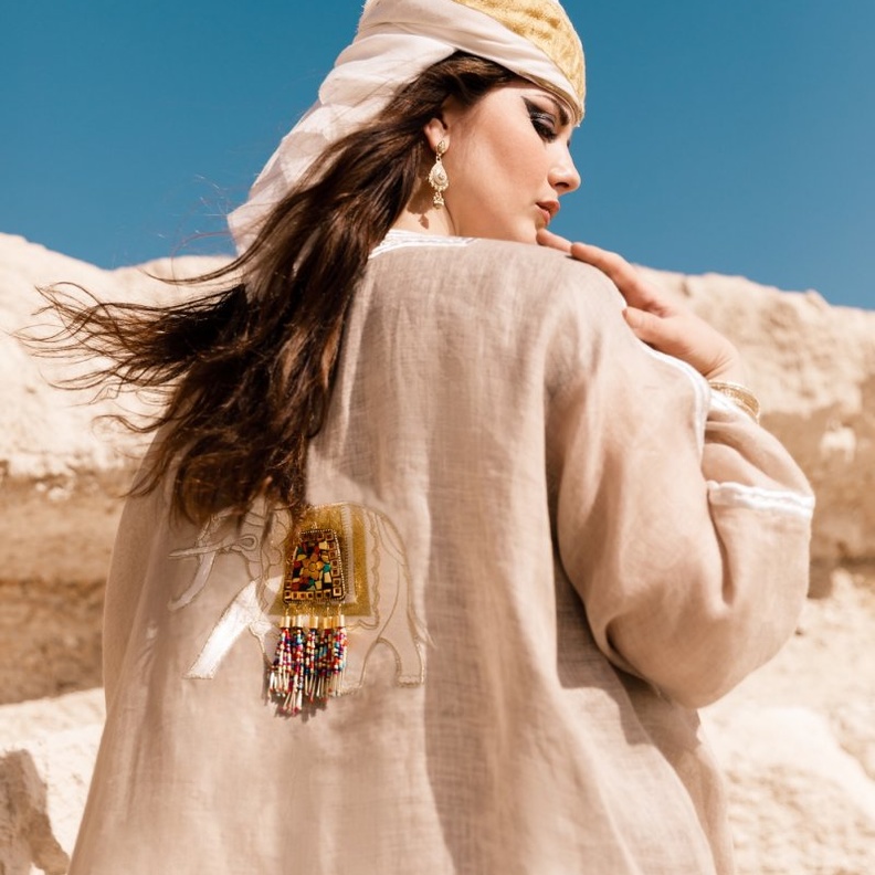 عباية بشت بنسيج فاخر من دار ترف للعبايات