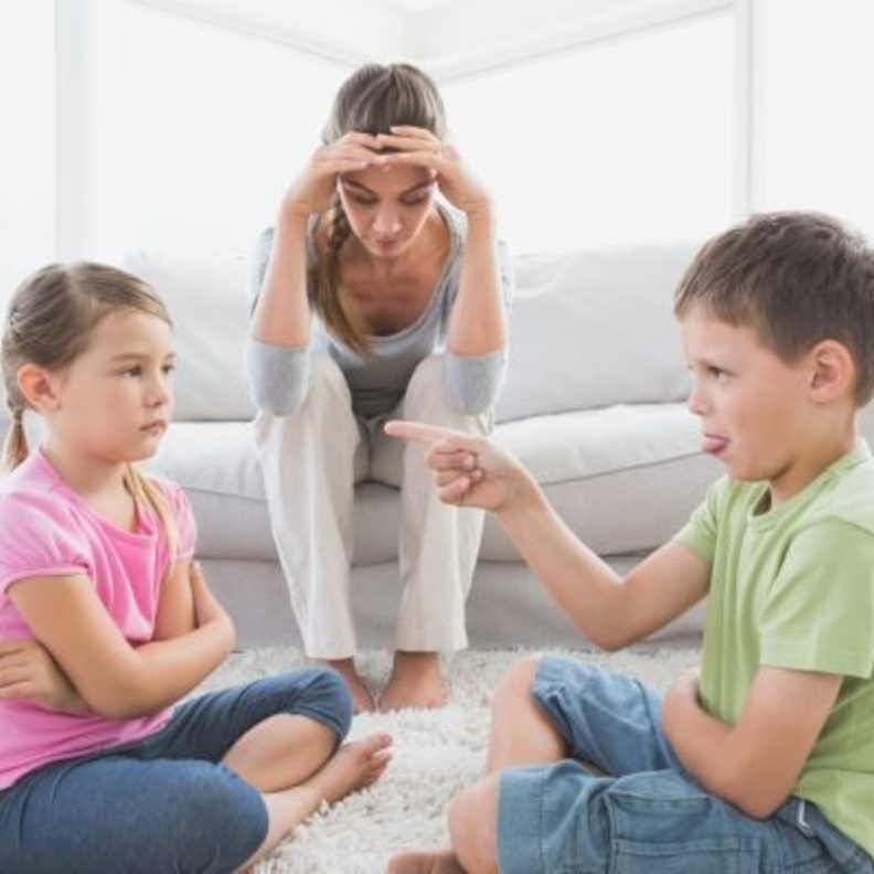 كيف تتصرف الأم مع شجار أبنائها