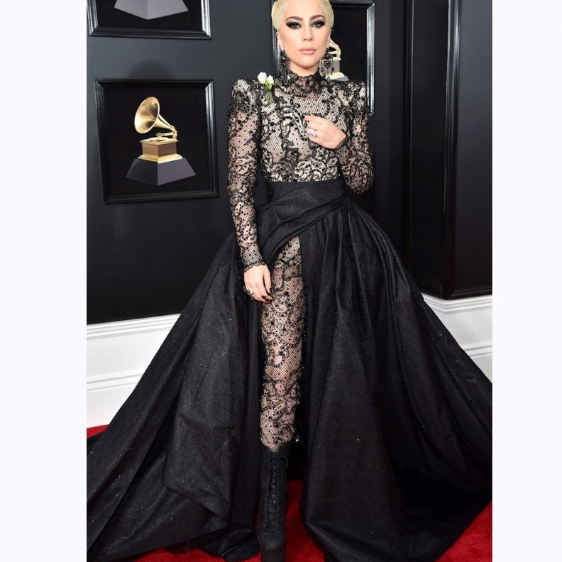 أديل أنيقة بالأسود في العام 2012بفستان لامع من تصميم Giorgio Armani