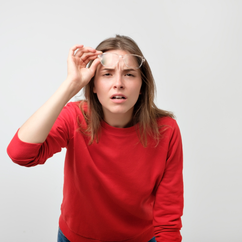 اعراض قصر البصر الشيخوخي وطرق علاجه