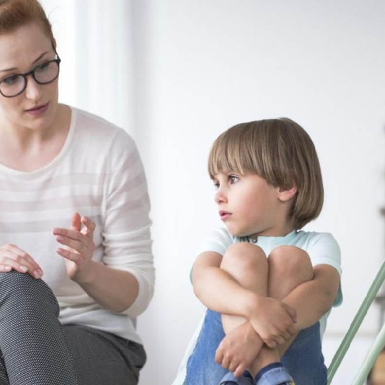 طرق تعليم الطفل الإنصات لحديث الام