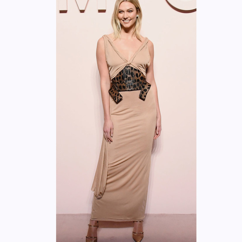  ارتدت الجميلة ليدي غاغا ‏‎ Lady Gagaفستاناً أبيض فاخر من دار لويس فويتون ‏Louis Vuitton‏ 