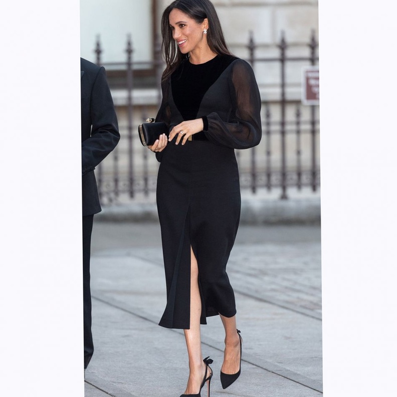  لا غنى في بعض المواقف عن إختيار الحذاء الرياضي وخيار ماركل وقع على الحذاء الرياضي الأبيض