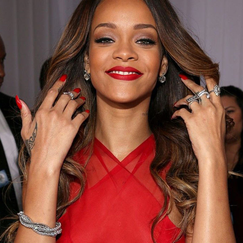 أديل ترتدي مجوهرات لورين شوارتز Lorraine Schwartz