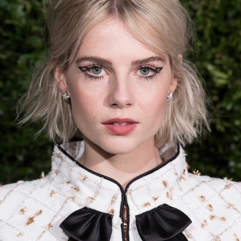 الجميلة ‏Amy Adams‏ بمكياج برونزي مع الظلال البراقة على الجفون العليا