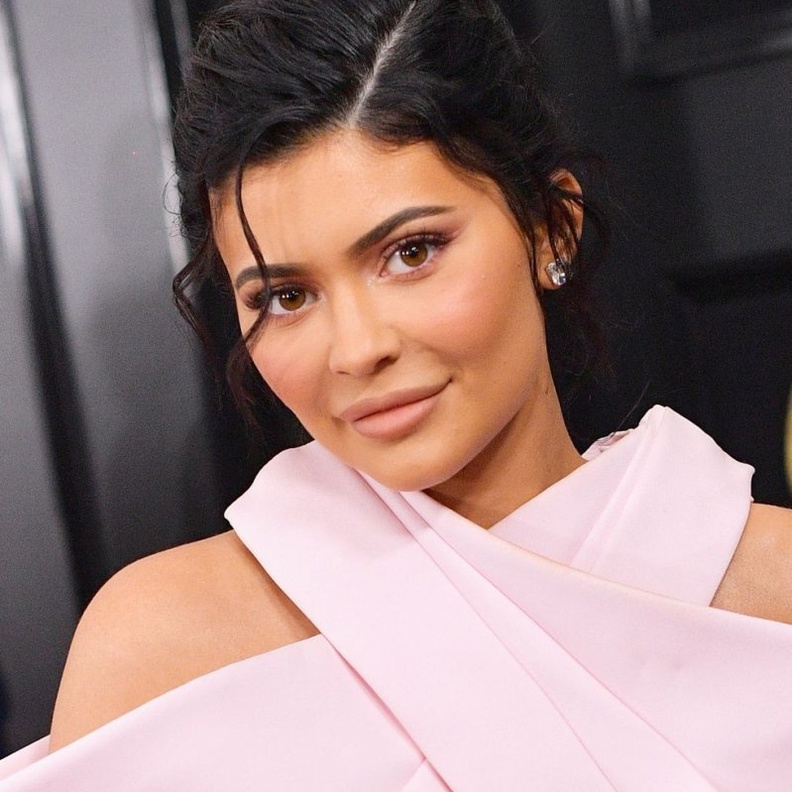 زينت ريهانا تسريحتها بأحجار فضية