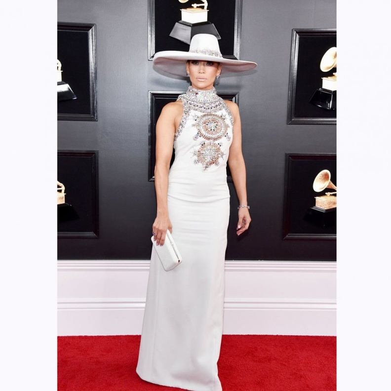 فستان فاخر مطبّع بالورود الفضية ارتدته ‏‎ St. Vincentمن دار ‏Giambattista Valli