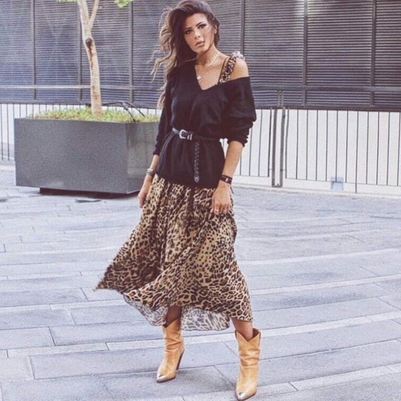 تنسيق شتوي مثالي وعلى الموضة لتنورة ماكسي طويلة وواسعة بطبعة الفهد معطف صوفي طويل وحذاء بوت كعب