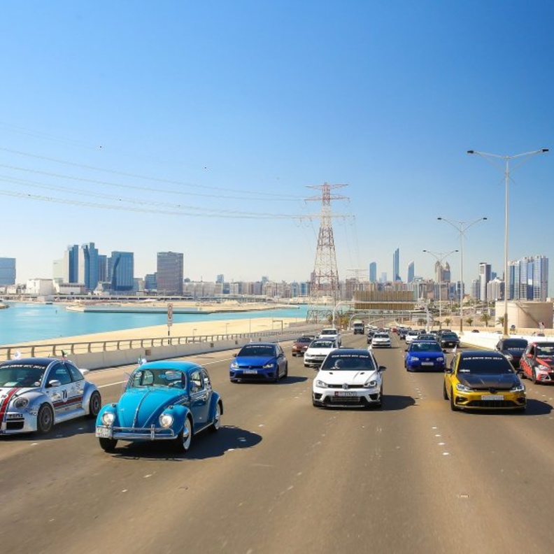 أكثر من 300 سيارة من سيارات فولكس واجن في قافلة جابت شوارع أبوظبي