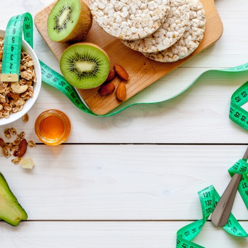 ما هي كمية السعرات الحرارية التي يحتاجها الجسم في اليوم حسب السن