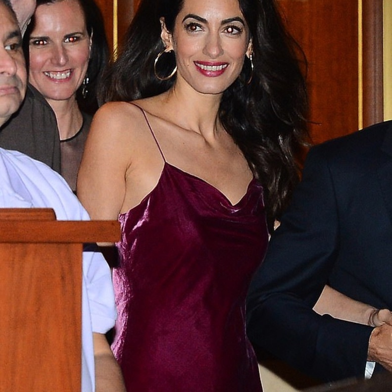 موضة الفستان البرغندي بأسلوب أمل كلوني