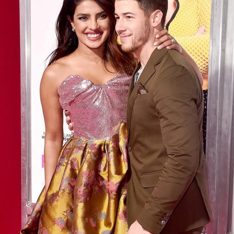 إطلالة الثنائي بريانكا شوبرا ونيك جوناس في العرض الأول لفيلم Isn't It Romantic