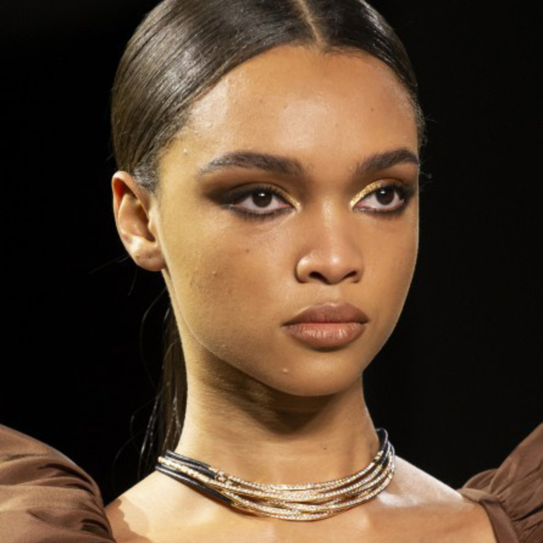 مكياج برونزي طبيعي من دار Badgley Mischka