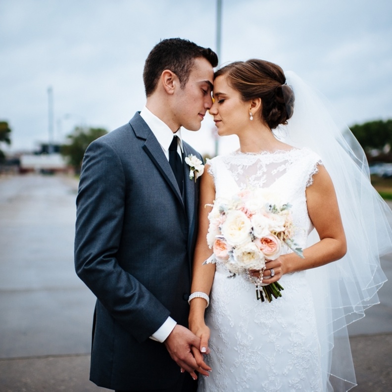 اجعلي الزهور العنصر الرئيسي في ديكور حفل زفافك