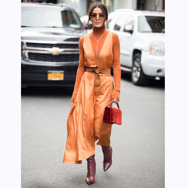 اختارت الجميلة ‏CAMILA COEHLO‏ ‏ فستاناً مرجانياً ساحراً في شوارع نيويورك