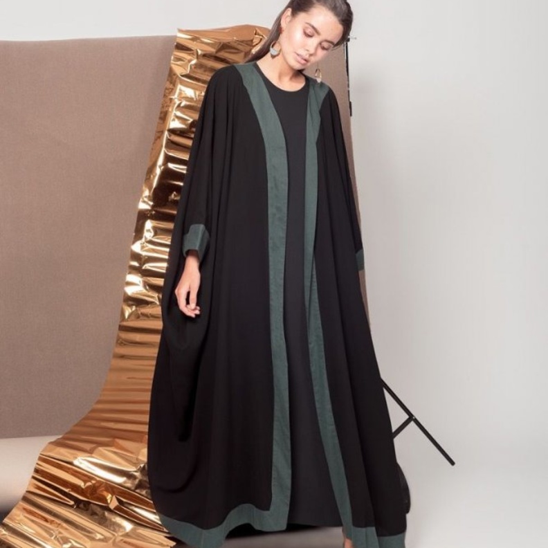 اطلالة راقية وجذابة بالعباية السوداء مع لمسات ملونة برقي من موزان