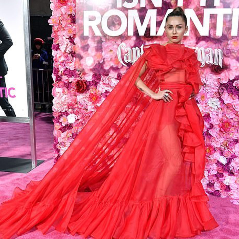 أناقة اللون الأحمر في إطلالة مايلي سايروس الساحرة