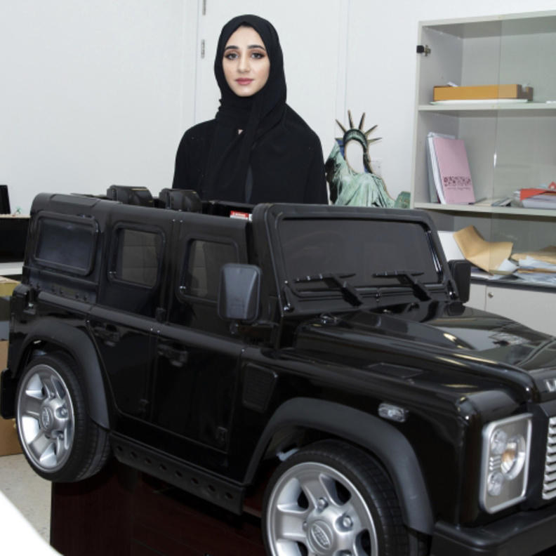 السيارة الذكية الإماراتية بجوار الطالبة الإماراتية مريم الدوسري