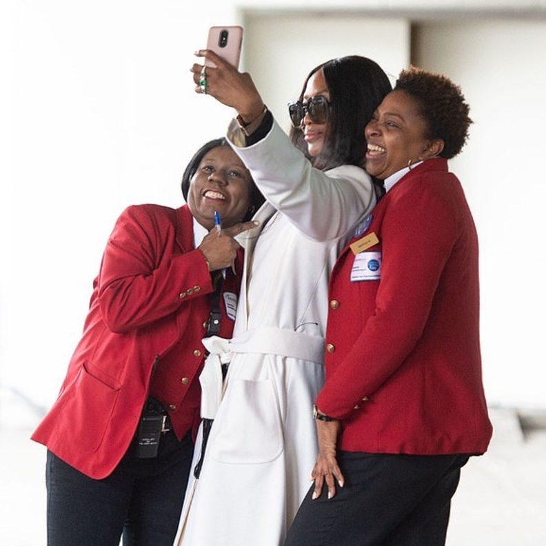 نعومي كامبل تلتقط سيلفي مع مضيفات الطائرة المعجبات بها