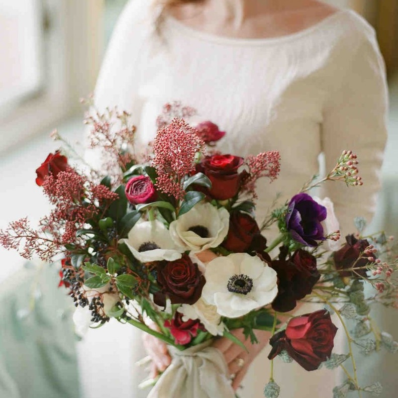 البوكيه البيضاء تناسب الزفاف الكلاسيكي