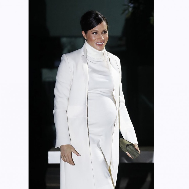 أكملت ميغان الإطلالة بحذاء مخملي زيتي وكلاتش بلون مماثل كلاهما من مجموعة رالف لورين