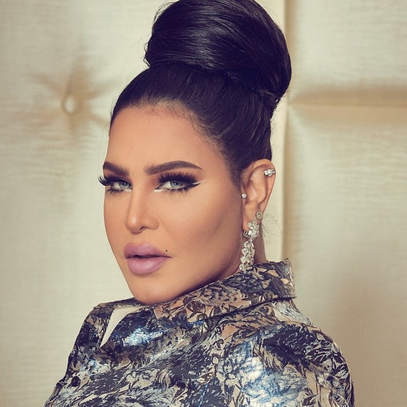 أحلام تواكب اطلالات الجمال العصرية