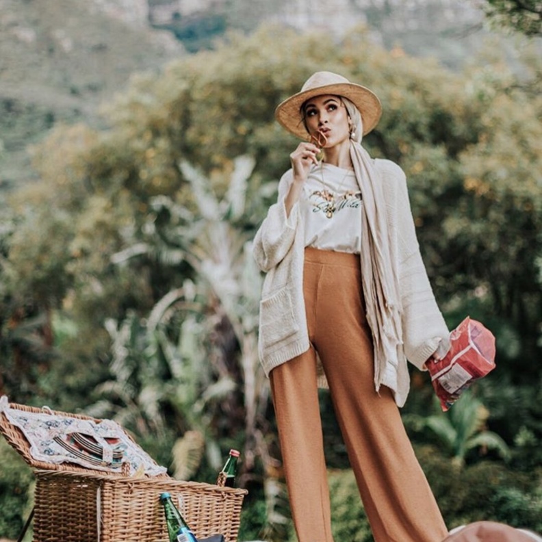 إطلالة جريئة نسقتها نبيلة مع قبعة كبيرة باللون الأسود مع لفة حجاب بنفس اللون وفستان ماكسي طويل مع اكسسوارات جريئة وبارزة