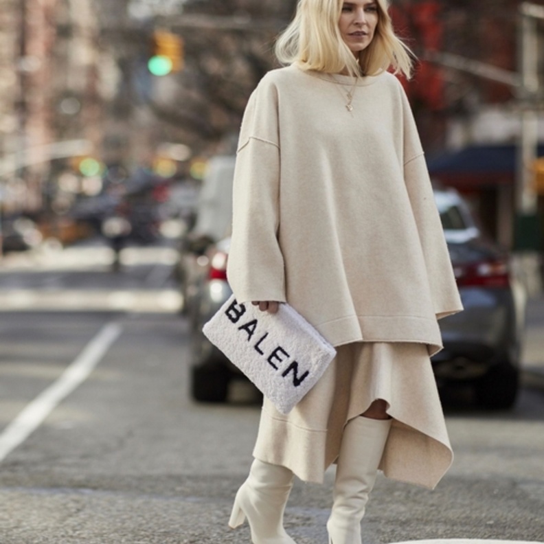 اطلالة مونوكروم باللون الاوف وايت