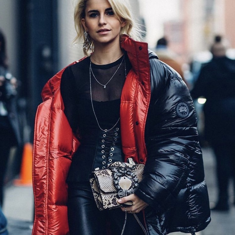اطلالة كاملة بالأسود بمعطف مطبن باللون الأحمر