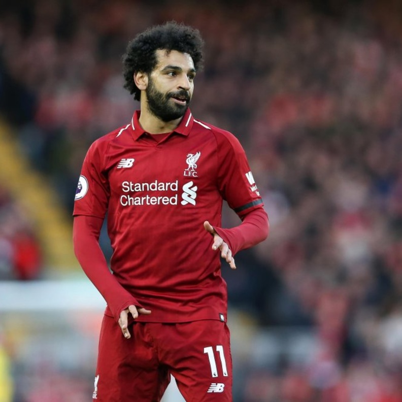 اثناء اصابه محمد صلاح قام رونالدو بمساعده لخروجه من الملعب