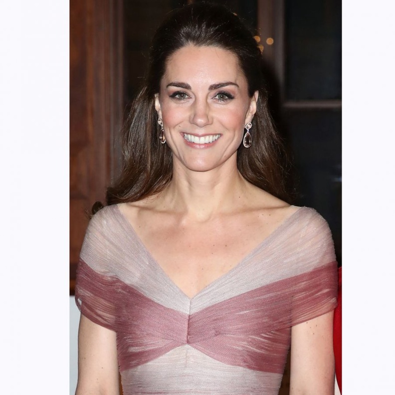 إعتمدت كيت تصفيفة الشعر النصف مرفوع مع ماكياج عيون بارز