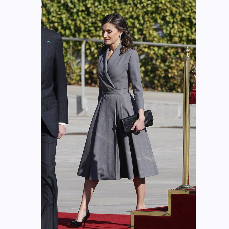 أناقة ليتيزيا ملكة إسبانيا بفستان رمادي واسع