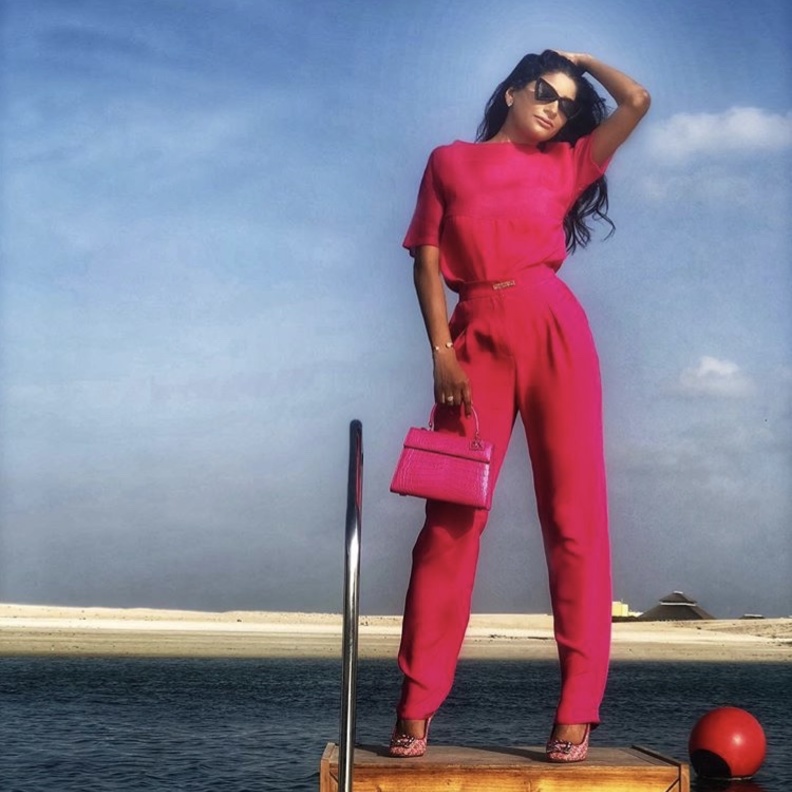 تنورة بموضة طبعة السكارف الدارجة وحذاء بوت الكاحل بلون جريء