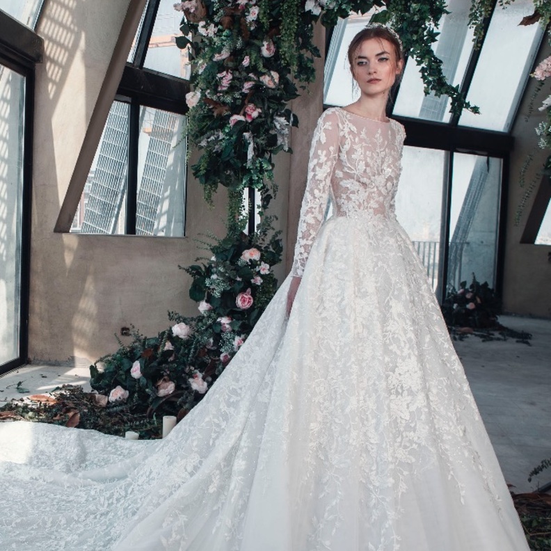  فستان من تصميم Romona Keveza