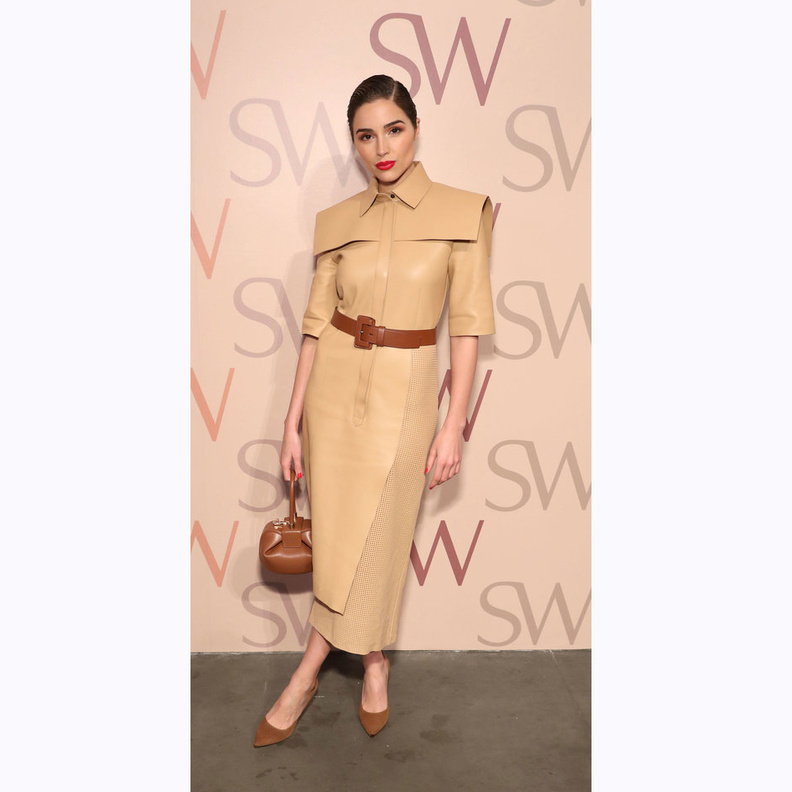  إطلالة ساحرة باللون الأحمر اختارتها ‏SHAILENE WOODLEY‏ مع البنطلون والتوب الساحرة‏