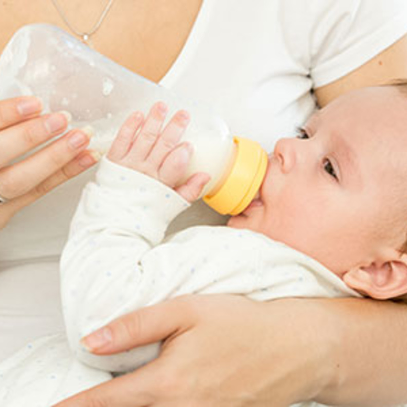 كيفية تنظيم الرضاعة الطبيعية مع الصناعية