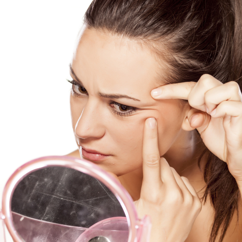 تخلصي من تجاعيد العين بالطرق الطبيعية