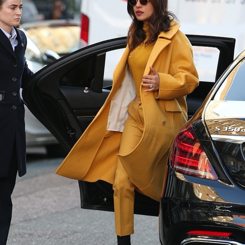 معطف أصفر ضخم من اختيار بريانكا شوبرا ‏PRIYANKA CHOPRA