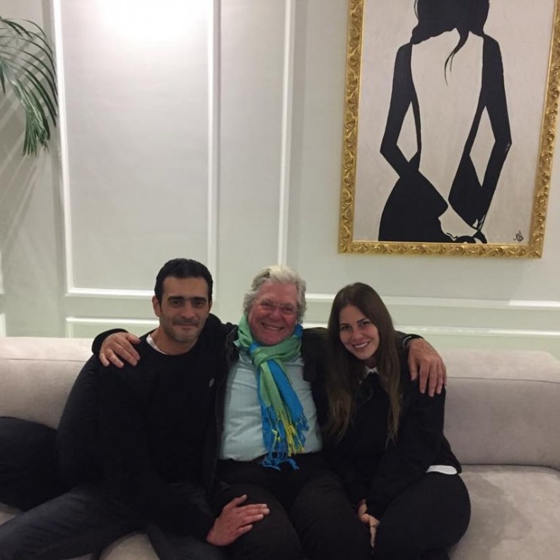 منة حسين فهمي مع والدها وزوجها 