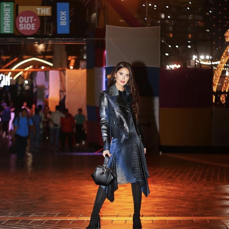 إطلالة أنيقة بعباية واسعة باللون اللافندر الدارج